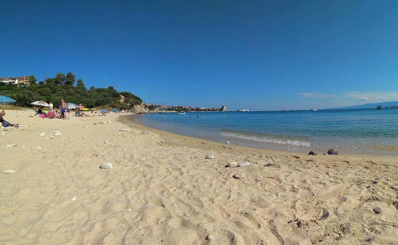 Photo de Paralia Ouranoupoli II avec sable brillant et rochers de surface