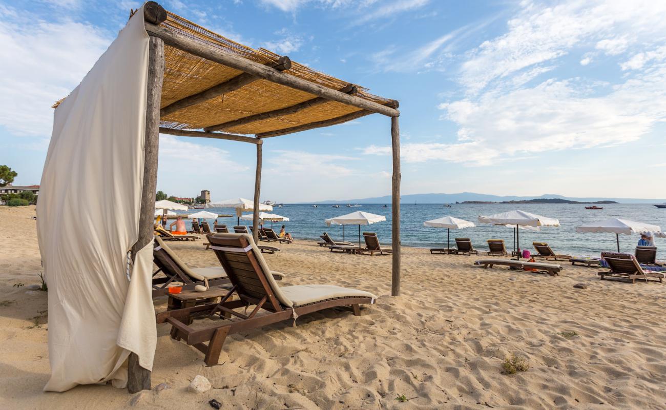 Photo de Paralia Ouranoupoli avec sable beige & pierres de surface