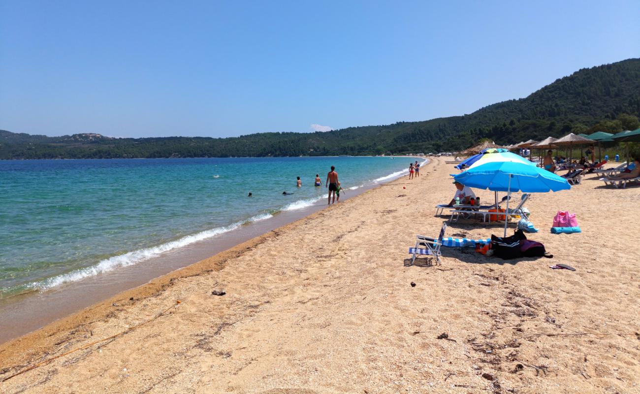 Photo de Komitsa Beach avec sable lumineux de surface