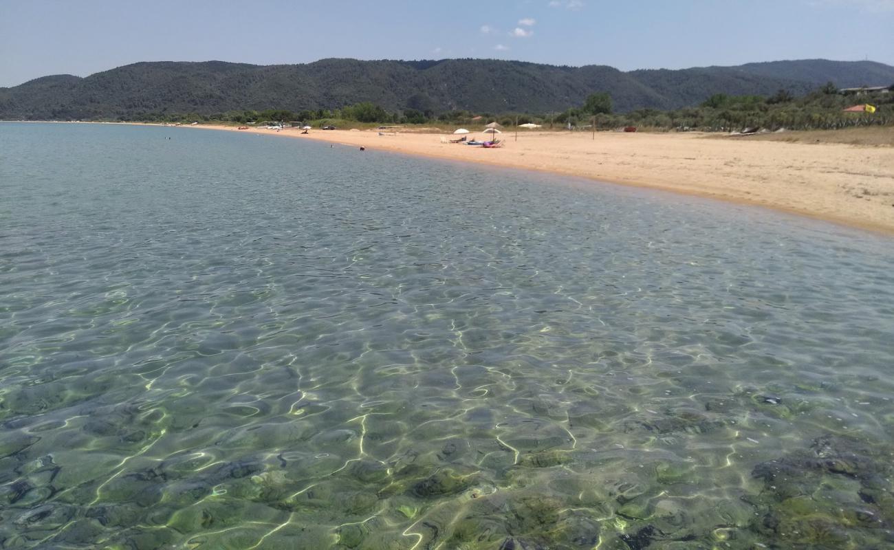 Photo de Koumitsa Beach avec sable lumineux de surface