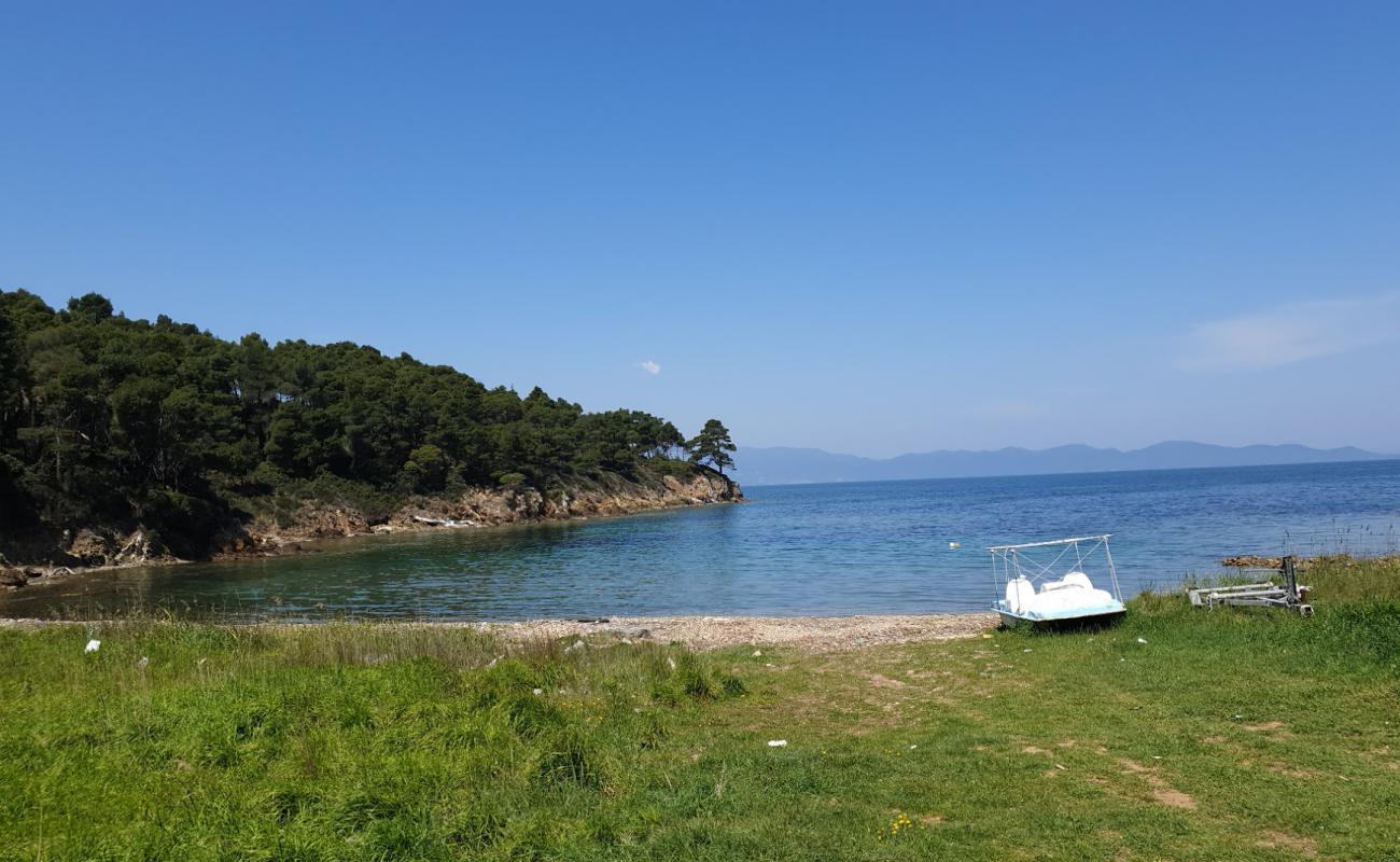 Photo de Cool Beach avec sable gris avec roches de surface