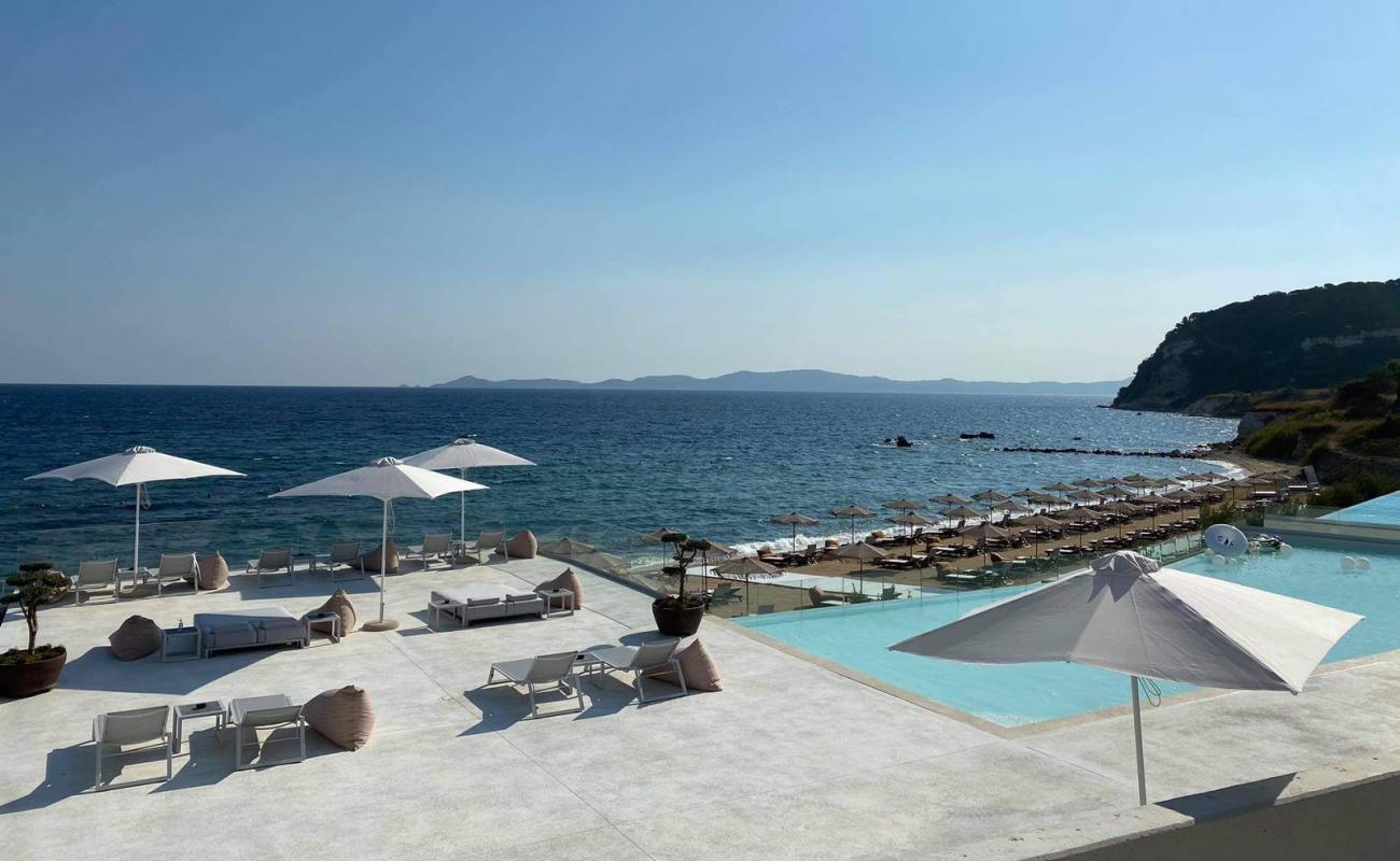 Photo de Athos Hotel Beach avec sable gris de surface