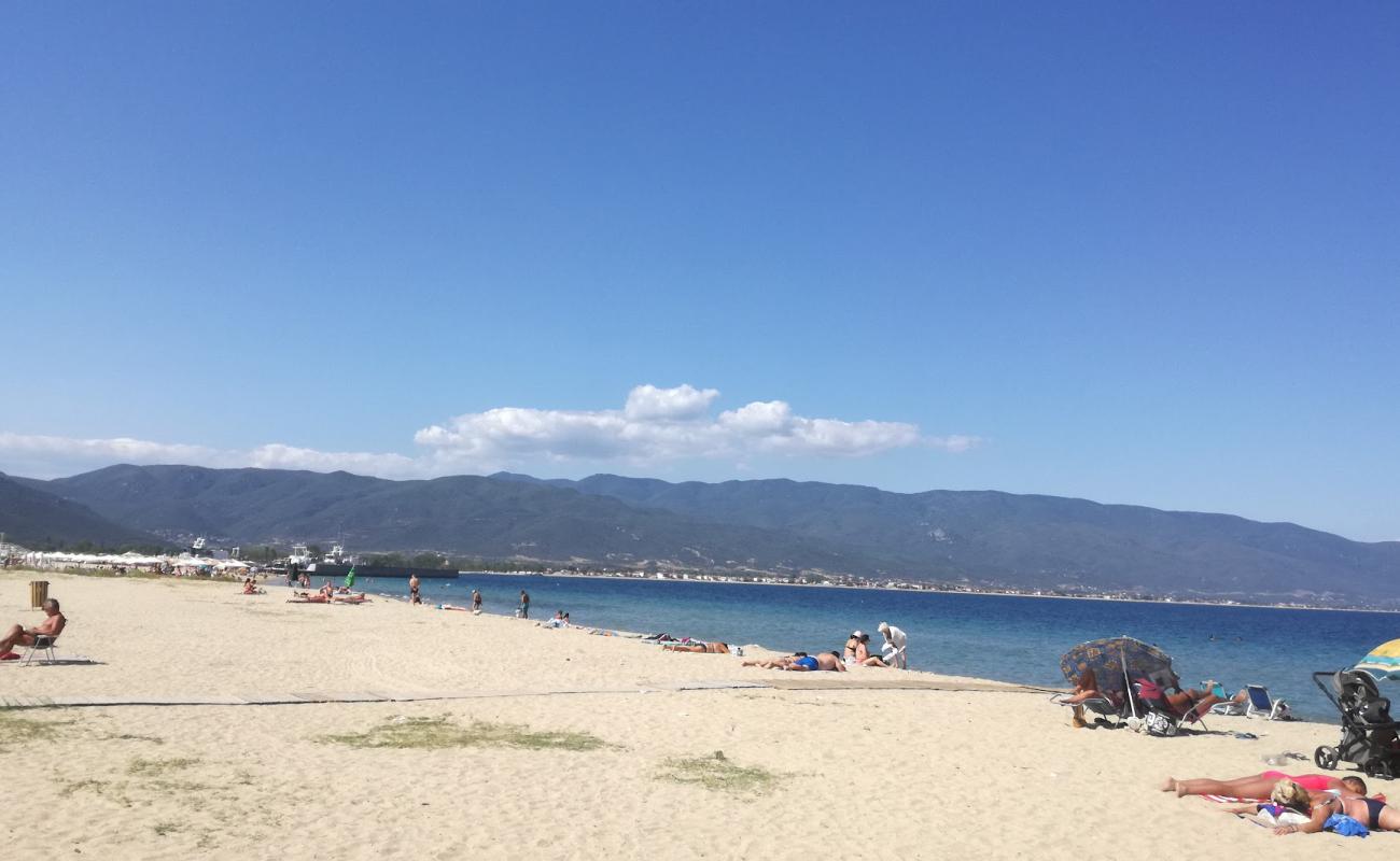 Photo de Lerissos Beach avec sable beige de surface