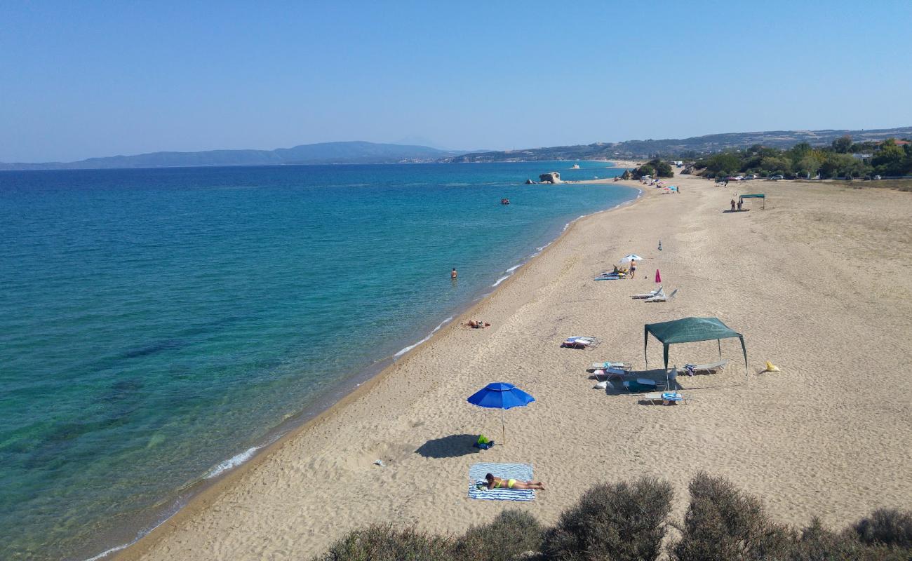 Photo de Kakoudia Beach avec sable beige de surface