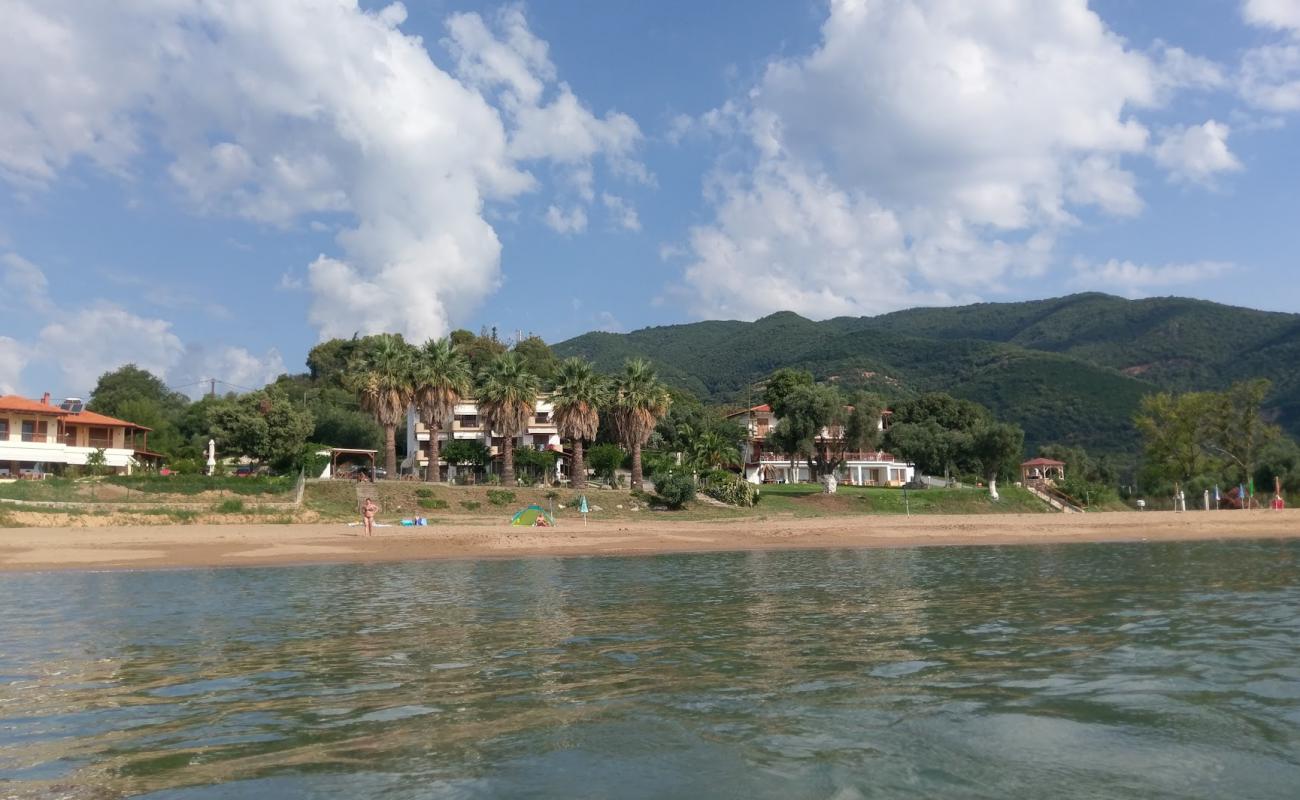 Photo de Karvounoskala Beach avec sable gris de surface