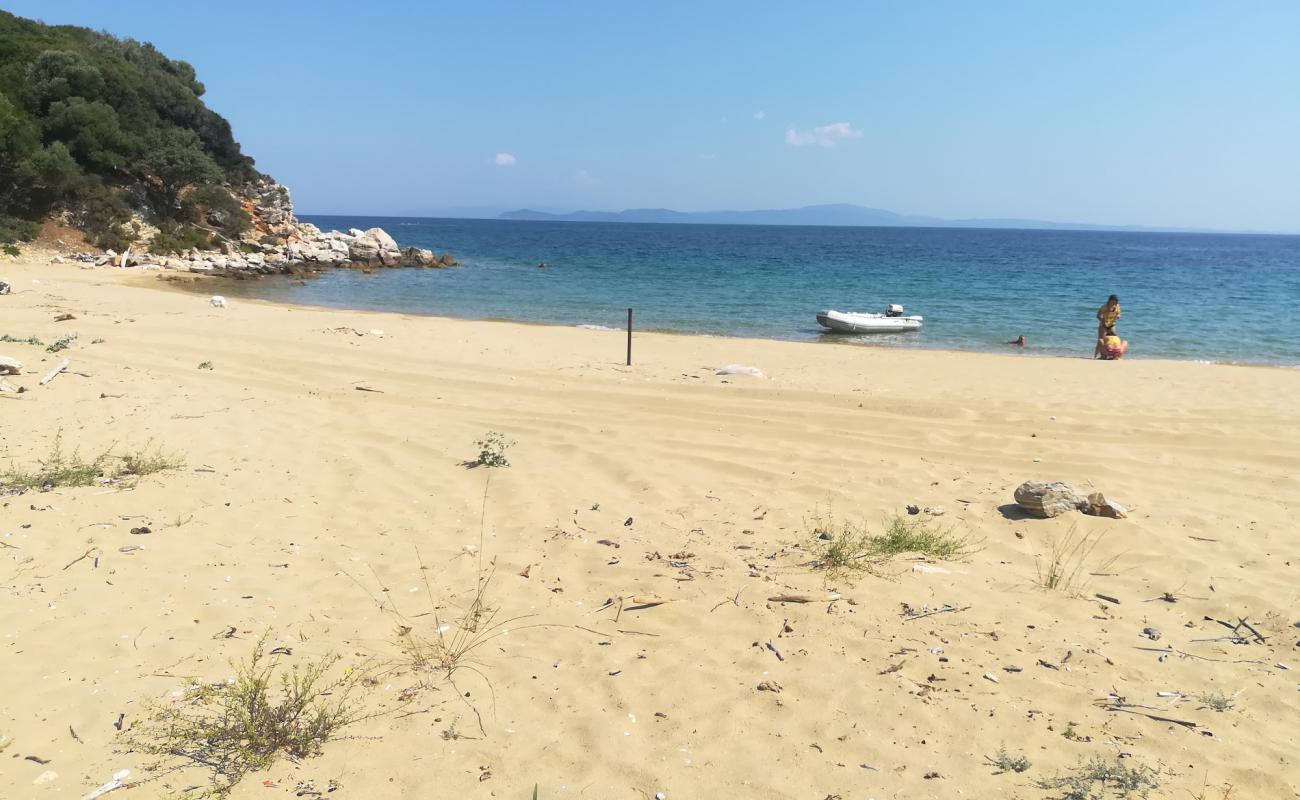 Photo de Stratoni beach IIX avec sable lumineux de surface