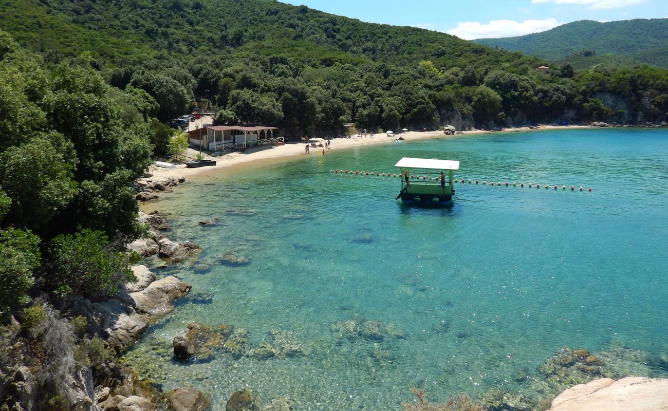 Photo de Paralia Vinia avec sable lumineux de surface