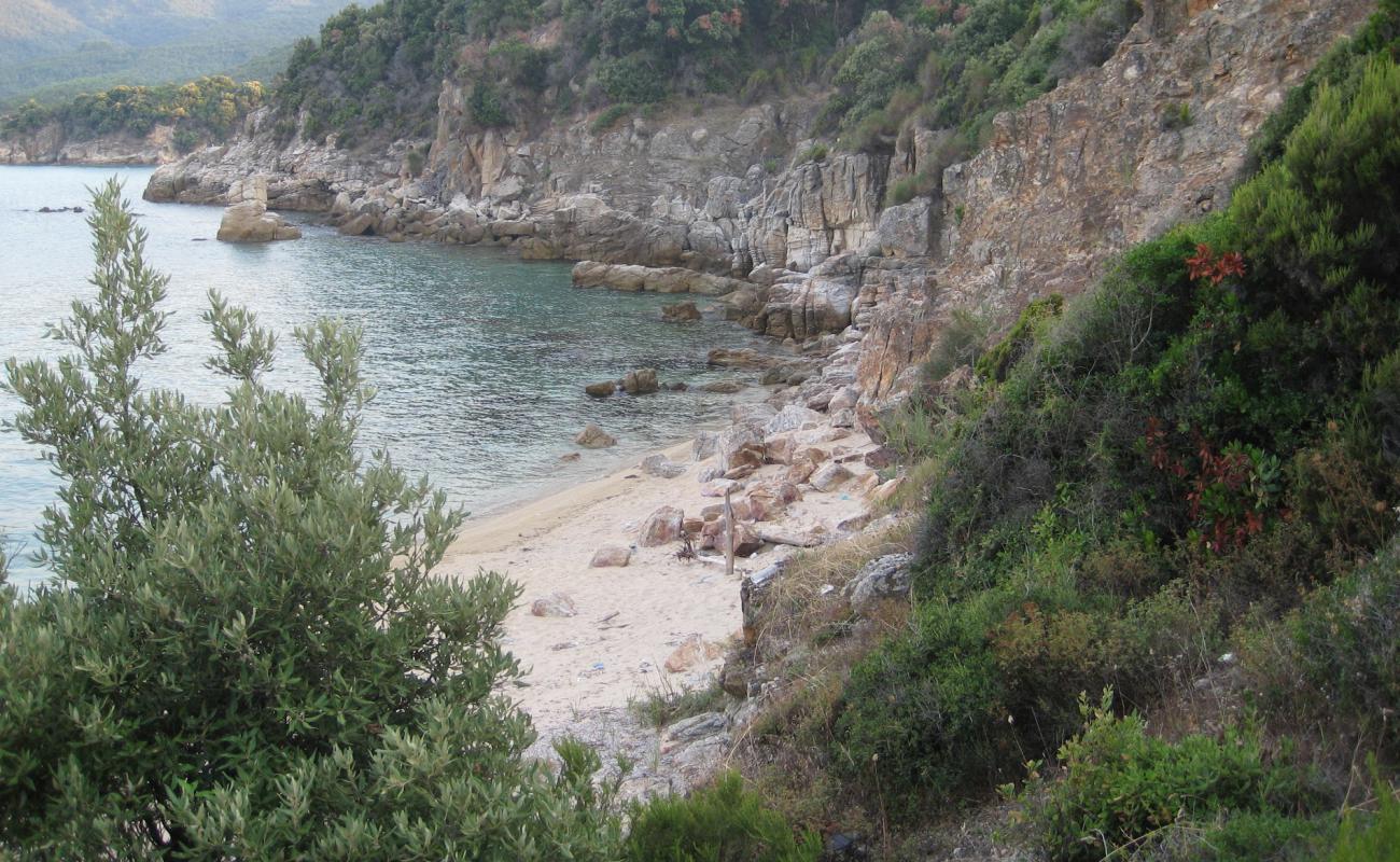 Photo de Stagira Beach avec sable brillant et rochers de surface