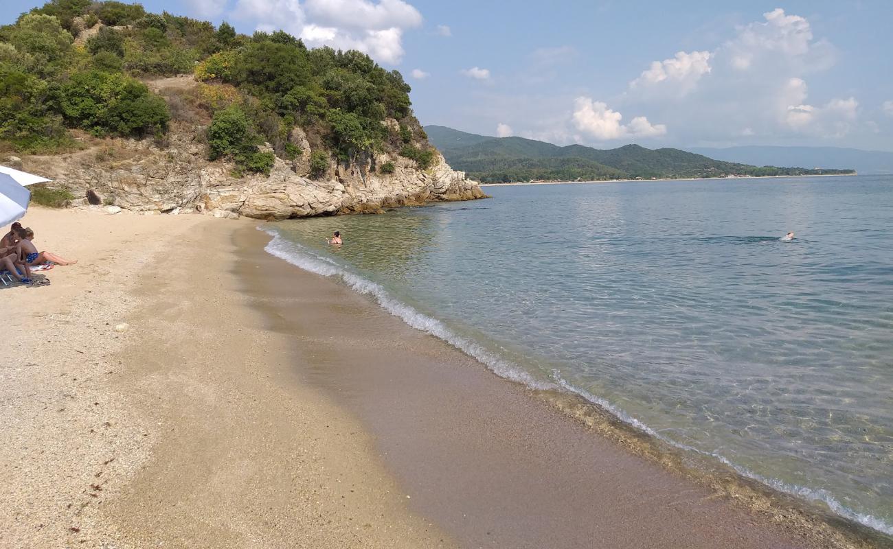 Photo de Sykia Beach avec sable clair avec caillou de surface