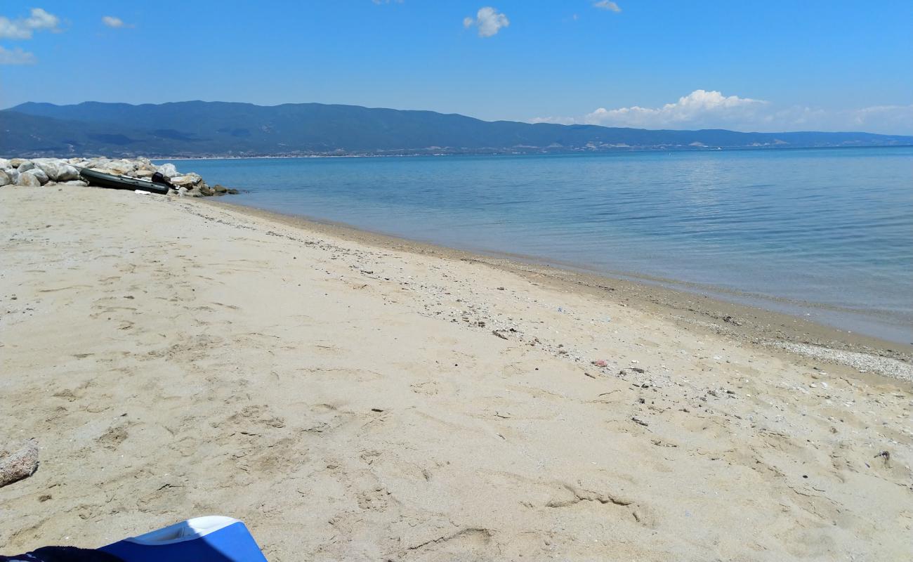 Photo de Milies Beach  II avec sable lumineux de surface