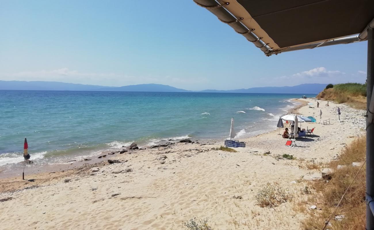 Photo de Vrysaki beach avec sable blanc de surface