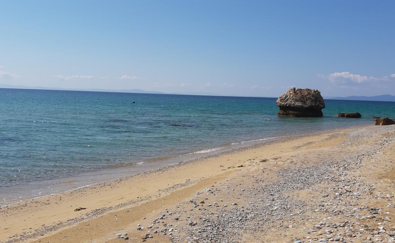 Photo de Loutra Eleftheron II avec sable blanc & galets de surface