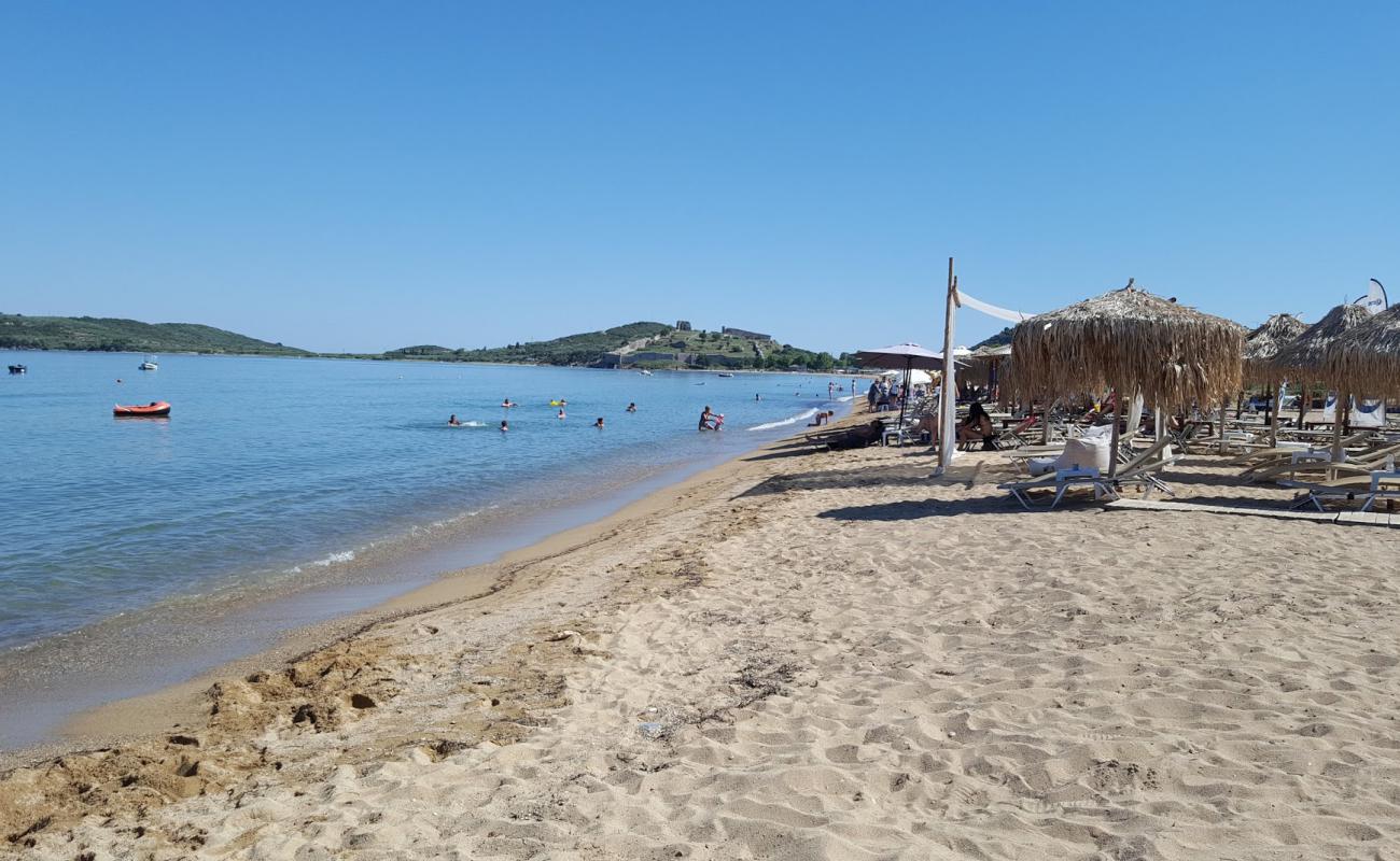 Photo de Nea Peramos beach avec sable lumineux de surface