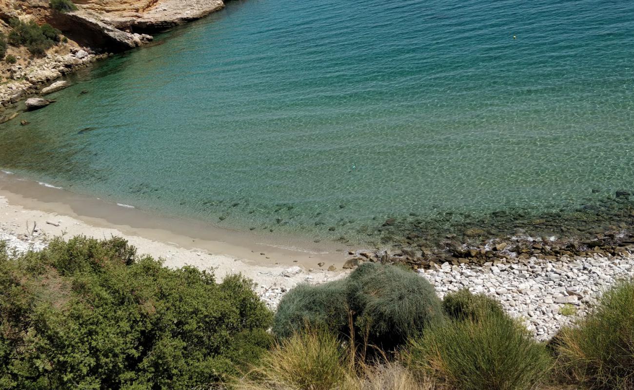 Photo de Red rocks beach avec sable brillant et rochers de surface