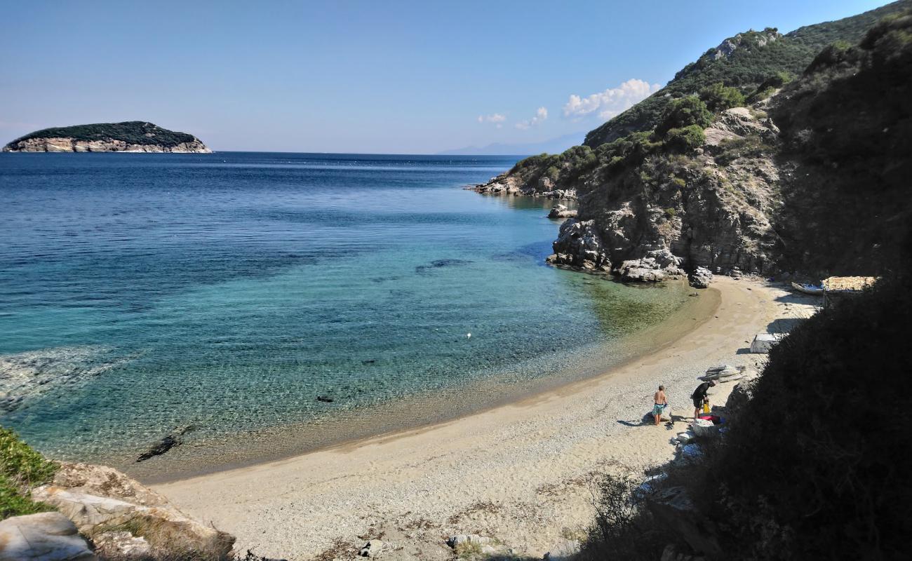 Photo de Plage de Psatha avec sable beige de surface