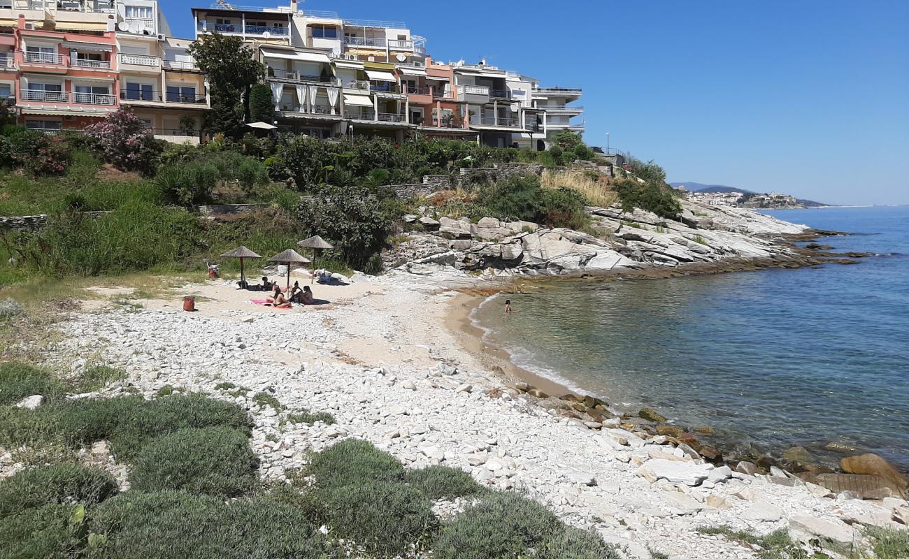 Photo de Kavala beach avec sable beige & pierres de surface