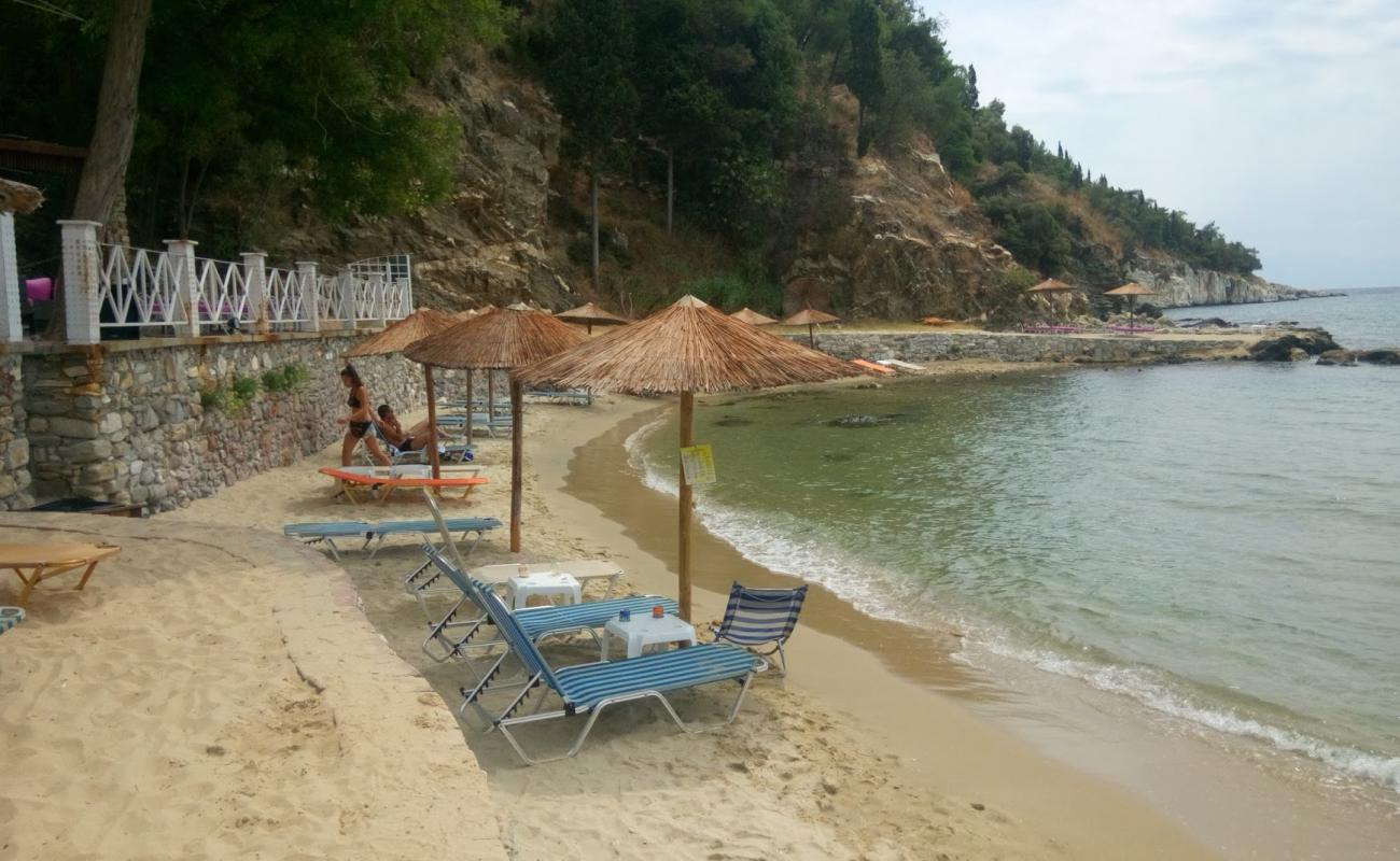 Photo de Hidden beach avec sable beige fin de surface
