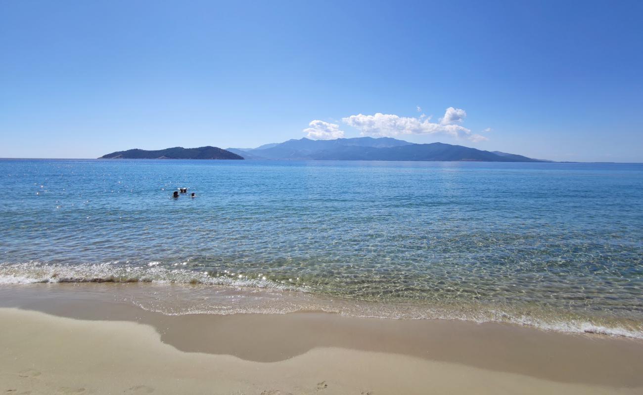 Photo de Keramoti beach avec sable fin et lumineux de surface