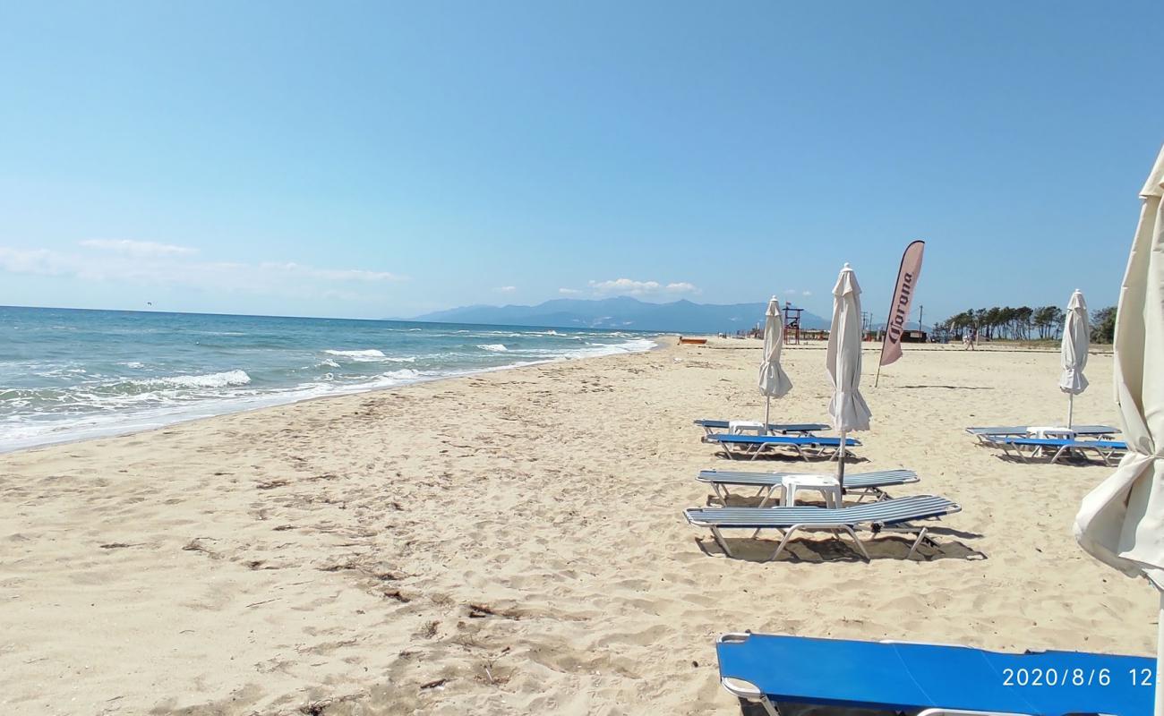 Photo de Erasmio beach avec sable fin blanc de surface