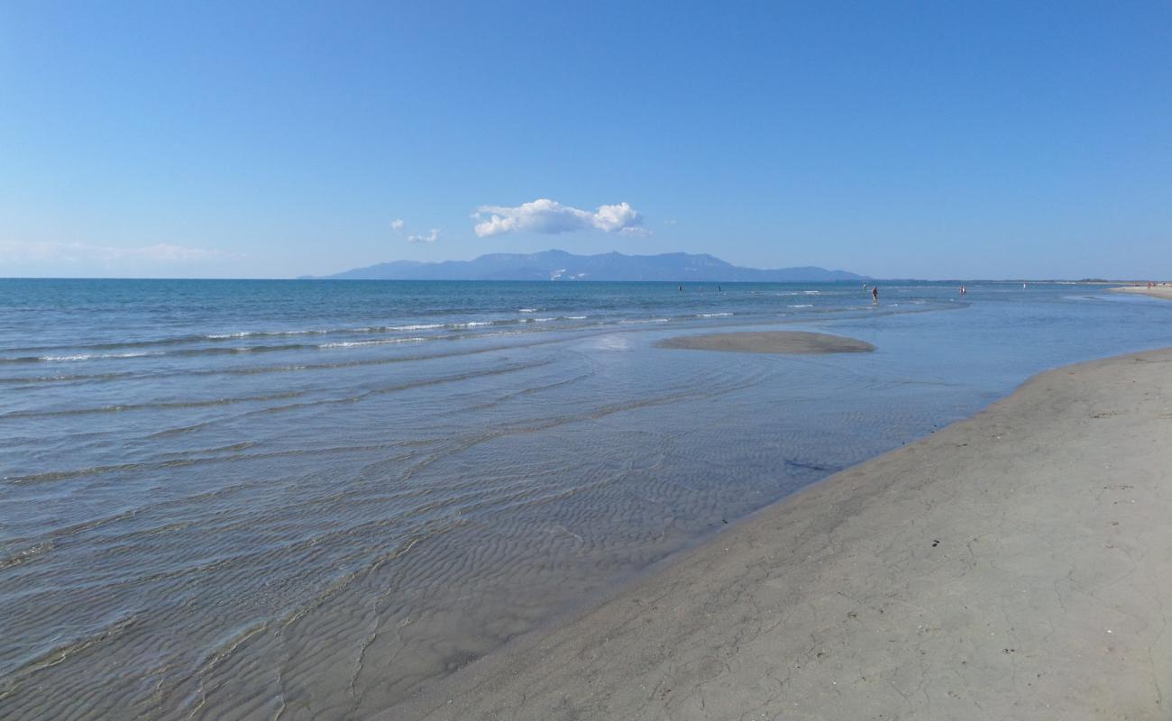Photo de Paralia Myrodatou avec sable blanc de surface