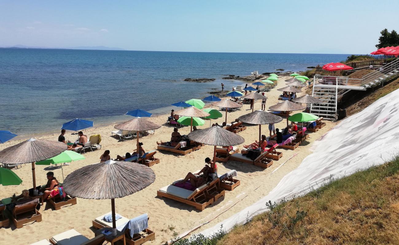Photo de Paralia Porto Molo avec sable beige de surface