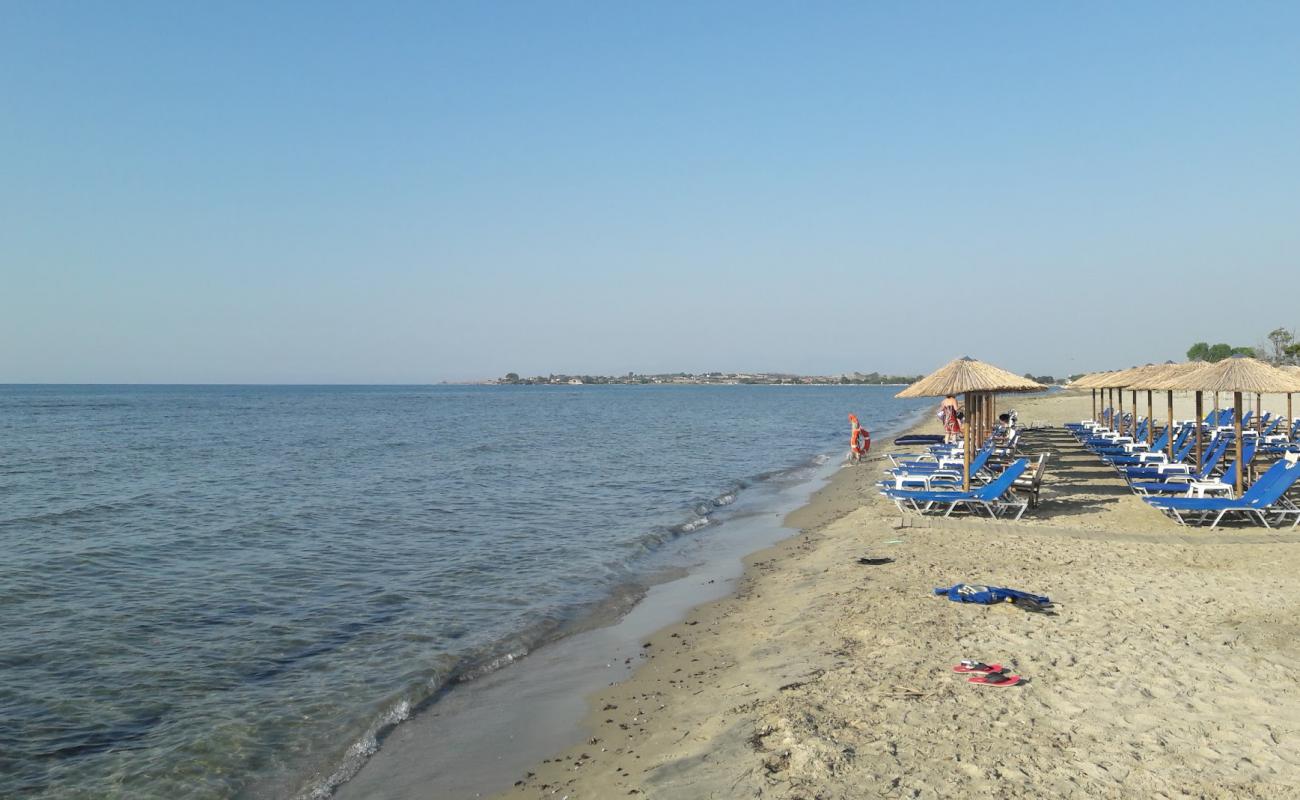 Photo de Mandra beach avec sable lumineux de surface