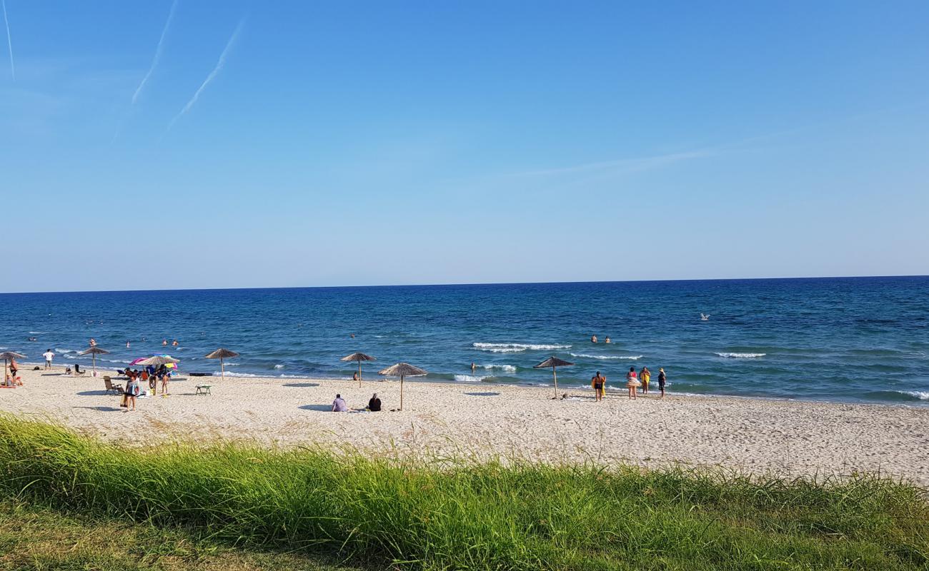 Photo de Mesi beach avec sable blanc de surface