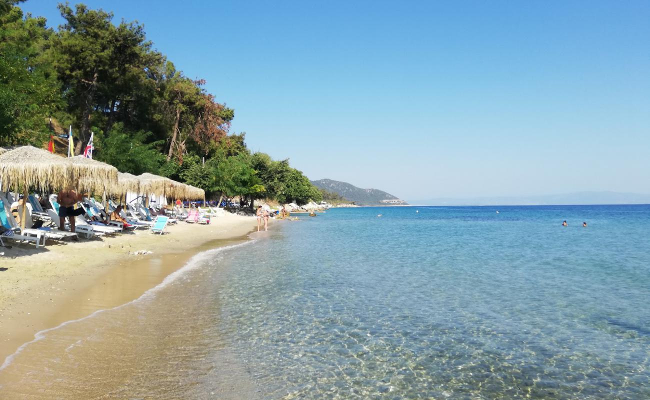 Photo de Tarsanas beach avec sable blanc de surface