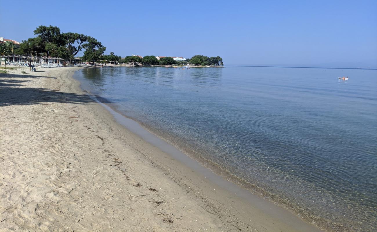 Photo de Skala Rachoniou beach avec sable blanc de surface