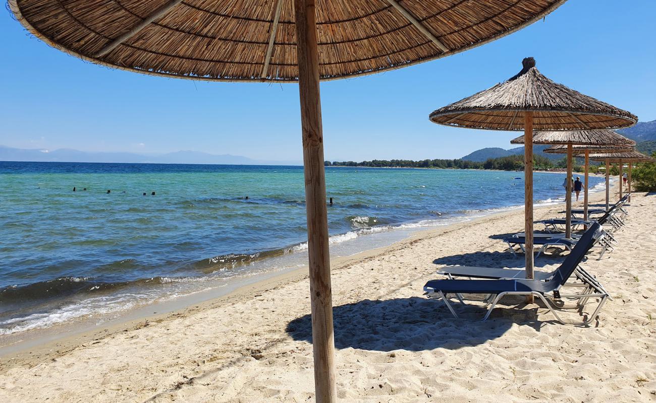 Photo de Skala Prinos beach avec sable lumineux de surface