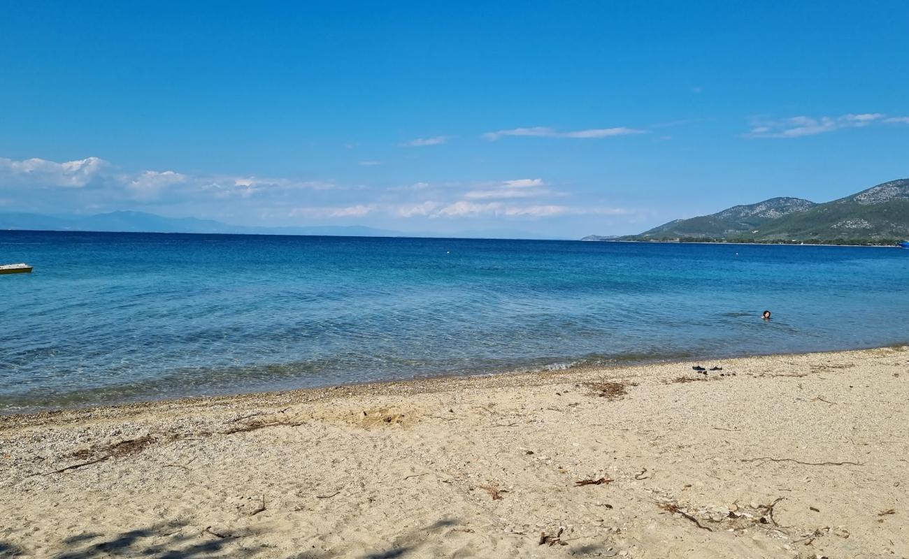 Photo de Prinou beach avec sable lumineux de surface