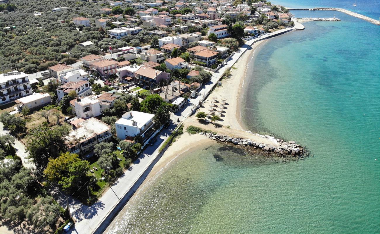 Photo de Skala Sotiros beach avec sable lumineux de surface