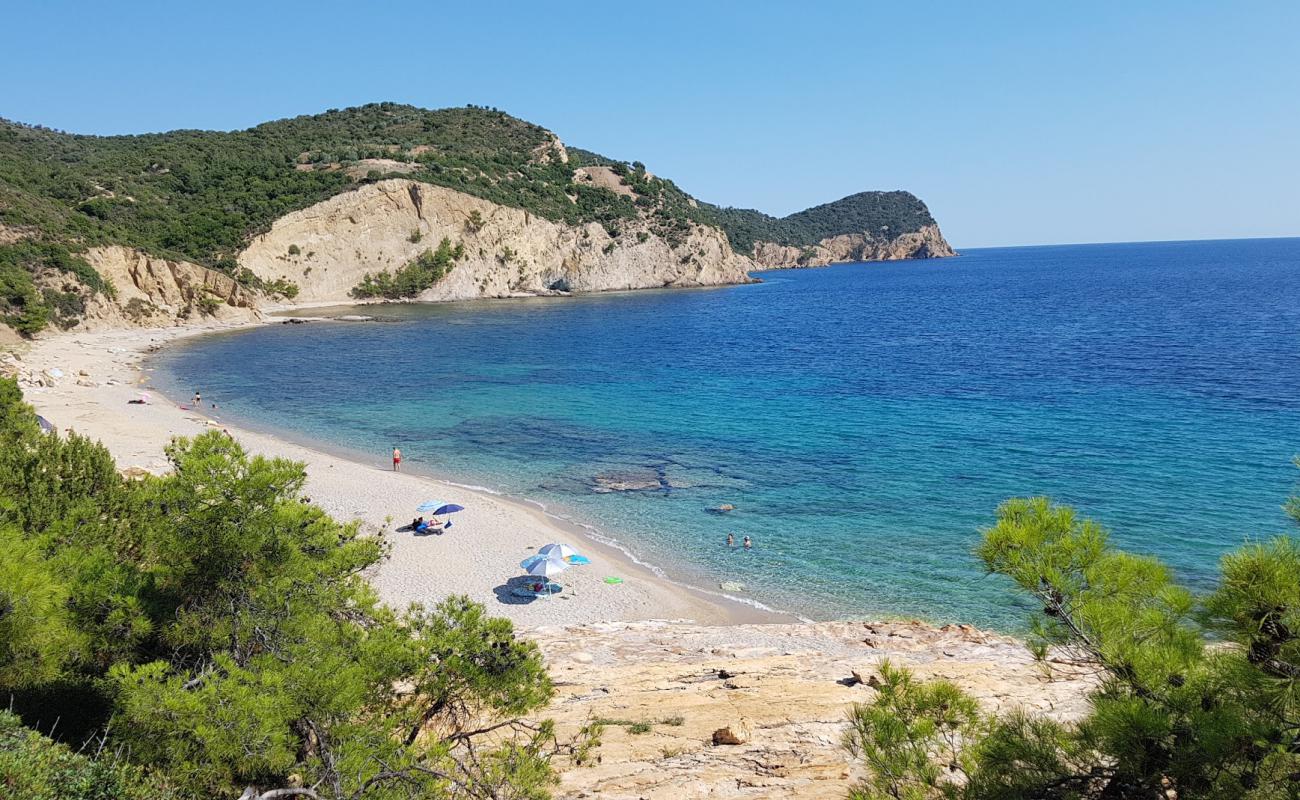 Photo de Fari beach avec petits galets beige de surface