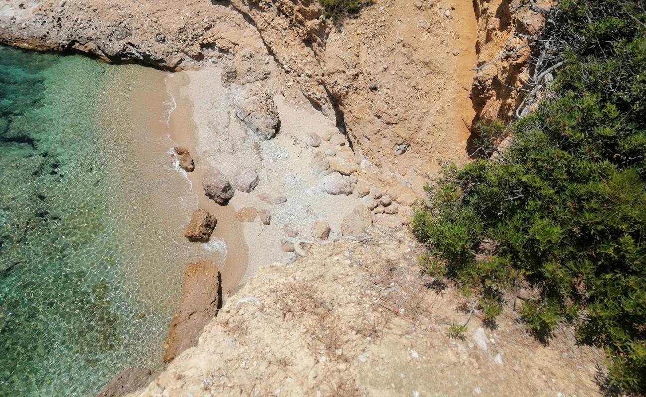 Photo de Maestrale beach III avec petits galets beige de surface