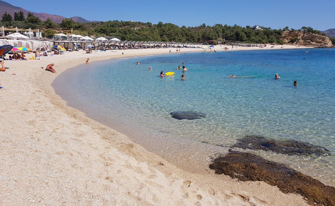 Photo de Trypiti beach avec petits galets beige de surface