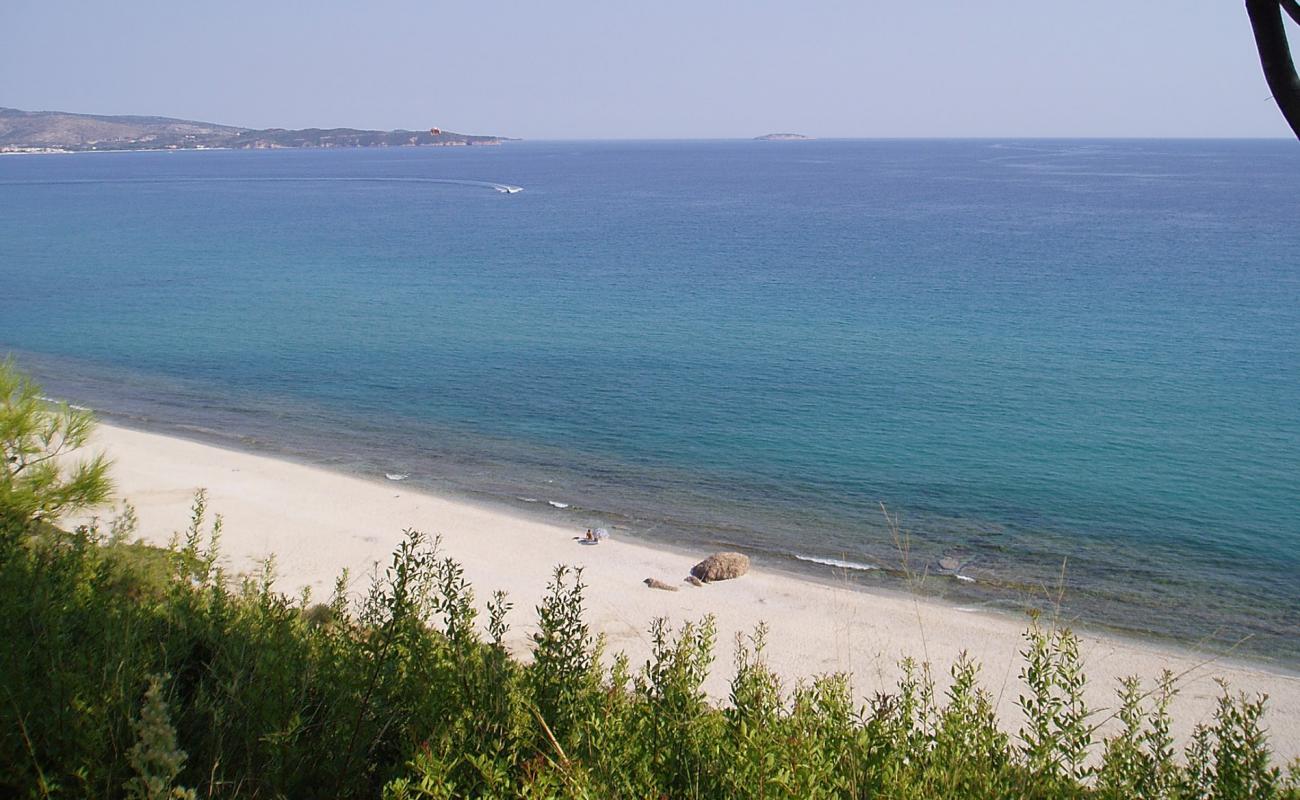 Photo de Trypiti beach II avec petits galets beige de surface