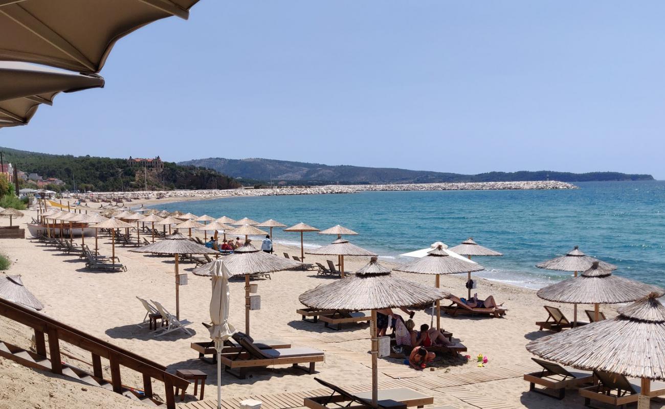 Photo de Aegean beach avec petits galets beige de surface