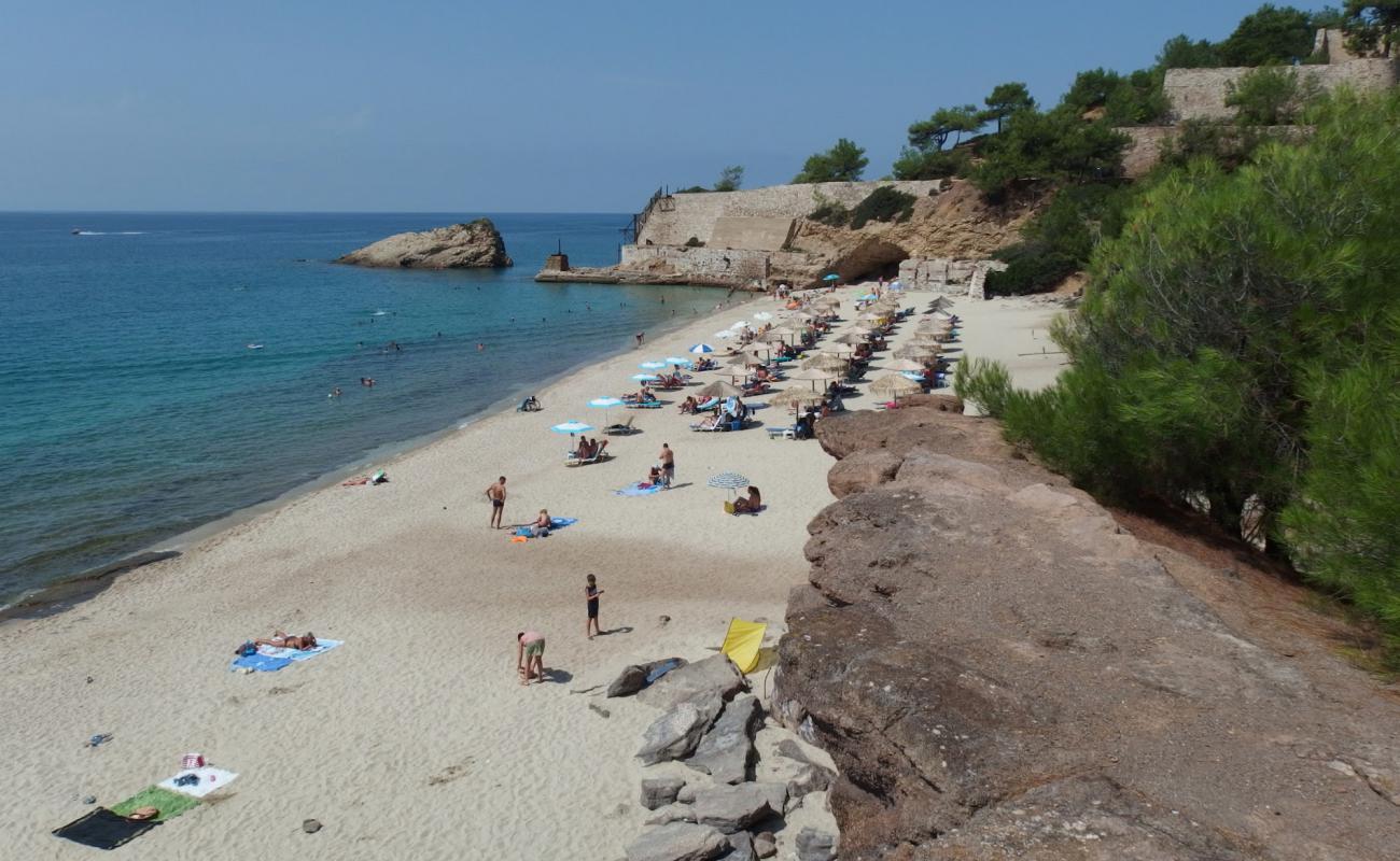 Photo de Metalia beach avec petits galets beige de surface