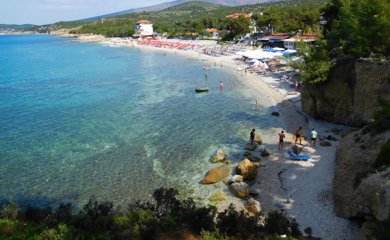 Photo de Paralia Pefkari avec sable lumineux de surface