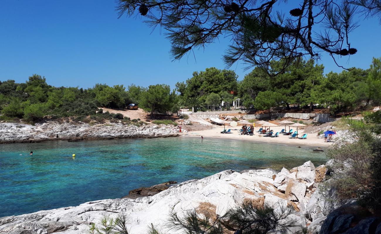 Photo de Agia Anna avec sable beige fin de surface