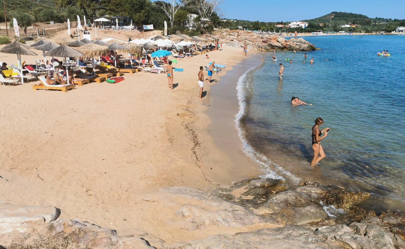 Photo de Astrida beach avec sable lumineux de surface