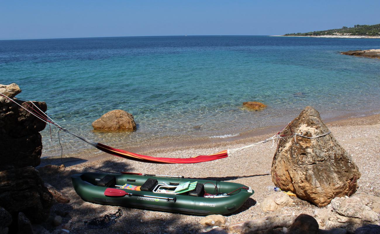 Photo de Oinochoe beach avec petits galets beige de surface