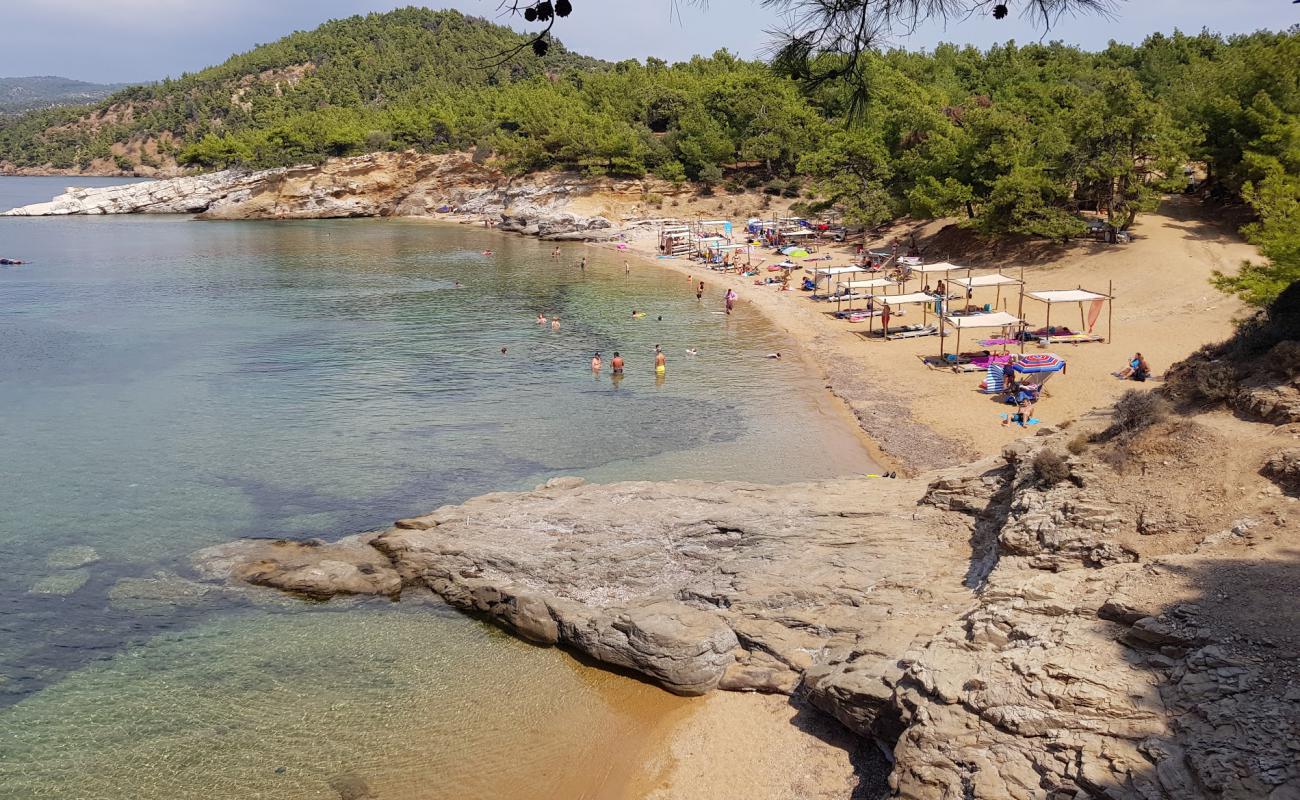 Photo de Salonikios beach avec sable lumineux de surface