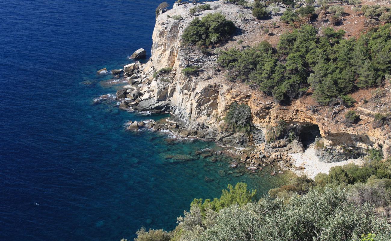 Photo de Arsanas beach II avec terrain rocheux de surface