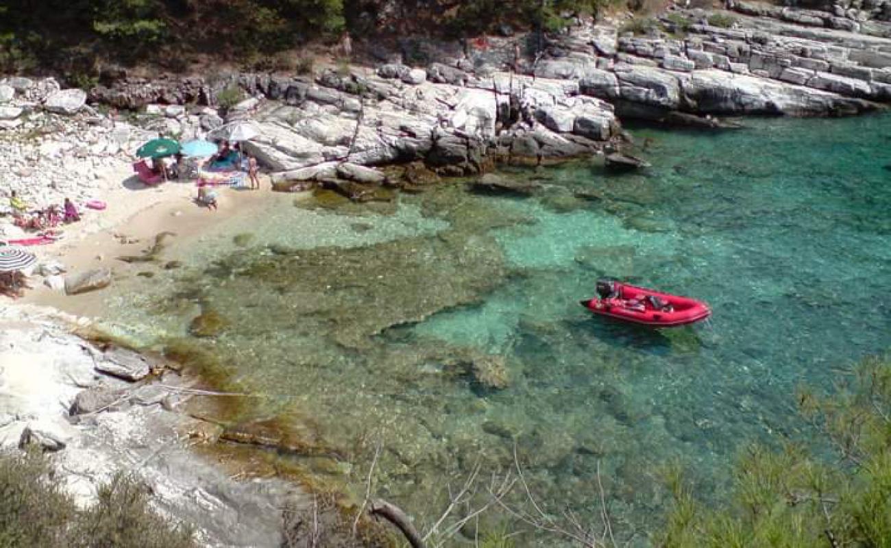 Photo de Skidia beach avec sable brillant et rochers de surface