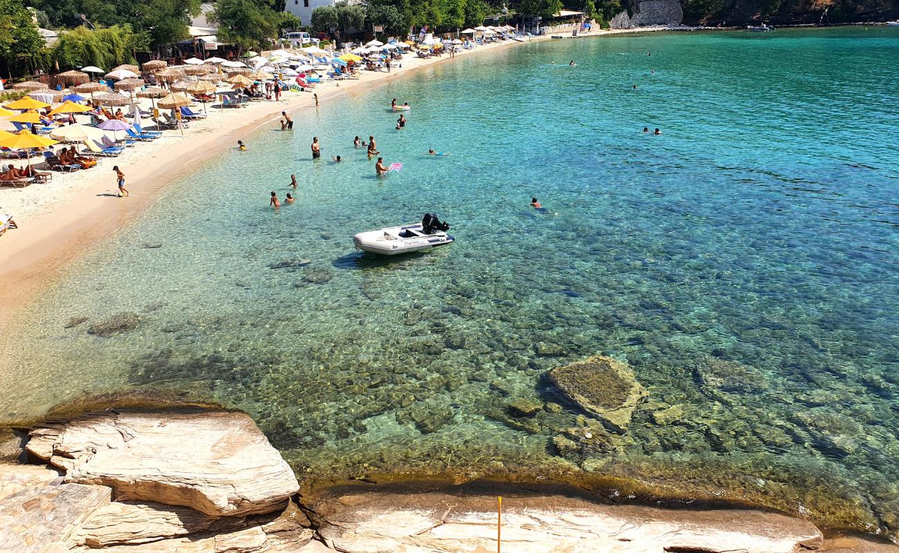 Photo de Aliki beach avec sable fin blanc de surface