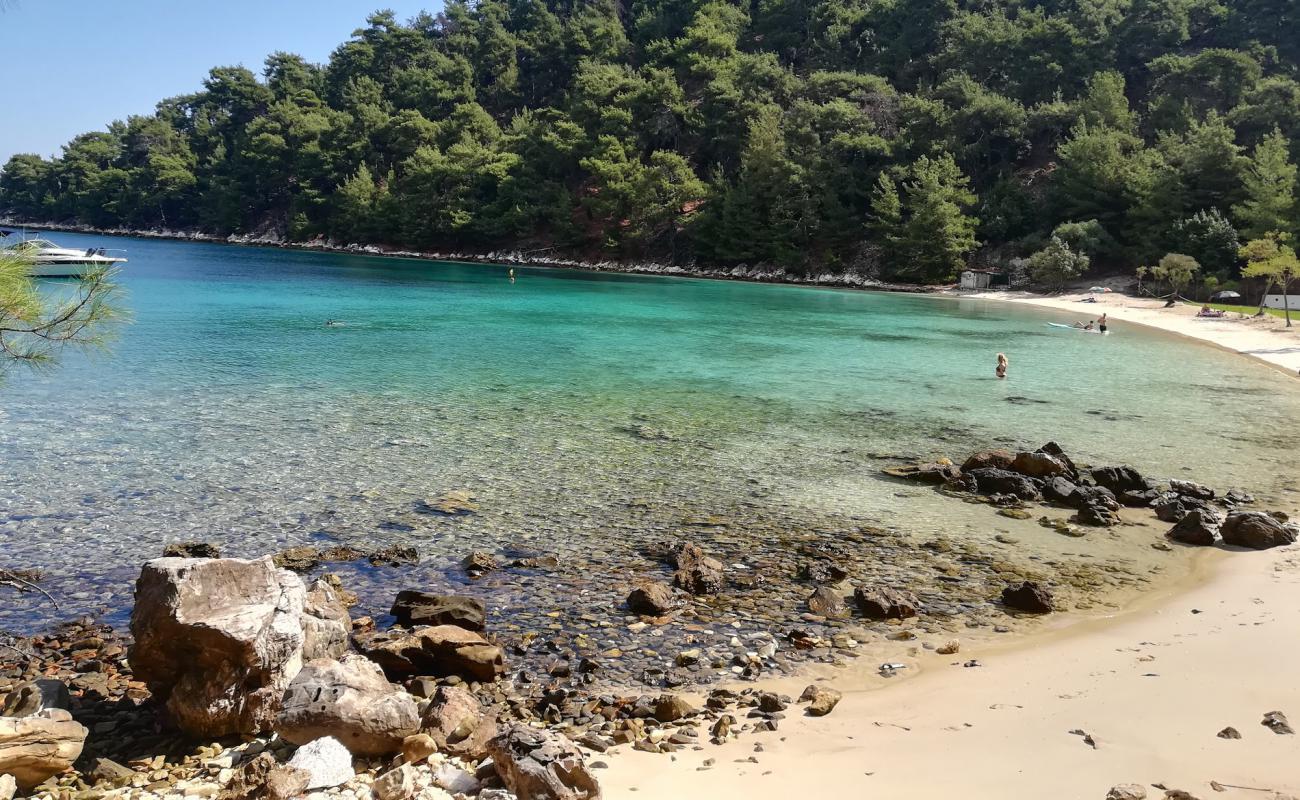 Photo de Vathi beach avec sable beige fin de surface