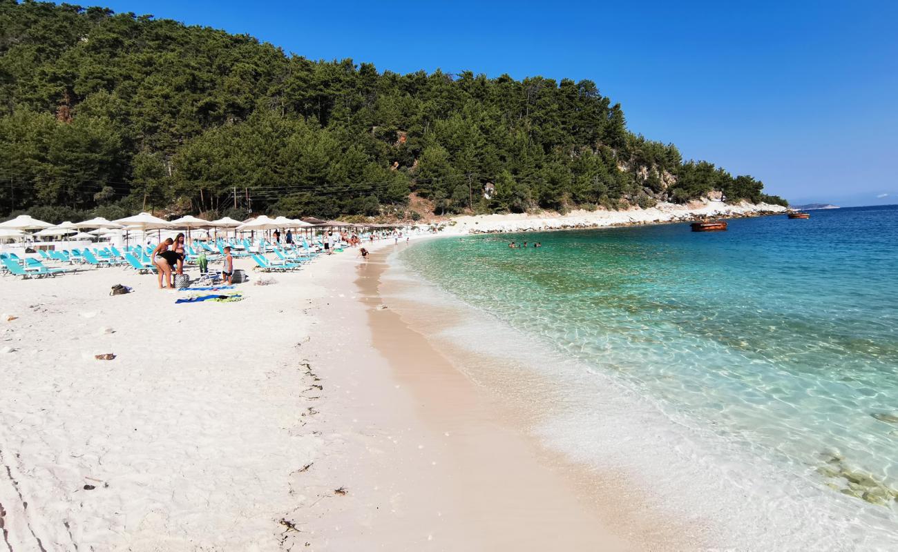 Photo de Plage de Porto Vathy avec sable fin blanc de surface