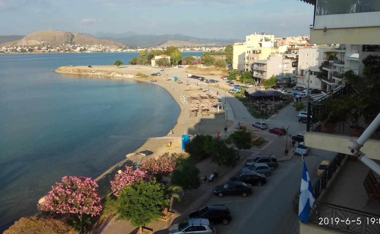 Photo de Papathanasiou beach avec sable gris avec caillou de surface