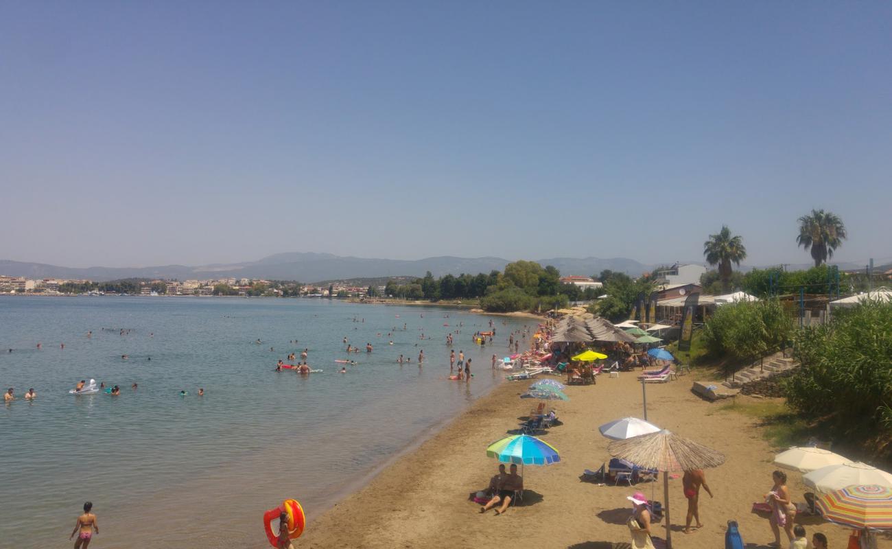 Photo de Kalamia beach avec sable gris de surface